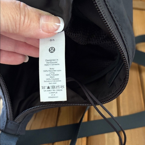 Lululemon Everywhere Belt Bag Black Crossbody Waist Pack 1L - Picture 10 of 12